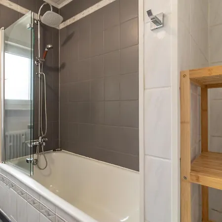 Schierstein Zentral Im Rhein-main-gebiet, Monteure Herzlich Willkommen! Wiesbaden